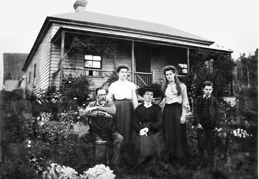 Belleview, Jasper’s Brush - Birthplace of Walter Host (right) Seated, parents Louis and Lizzie Host, with Victoria, Miriam and Walter standing