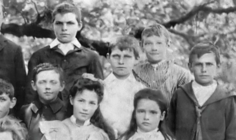 Herbert (back left), Walter (middle) between sisters Victoria (left) and Millie (right) 1905